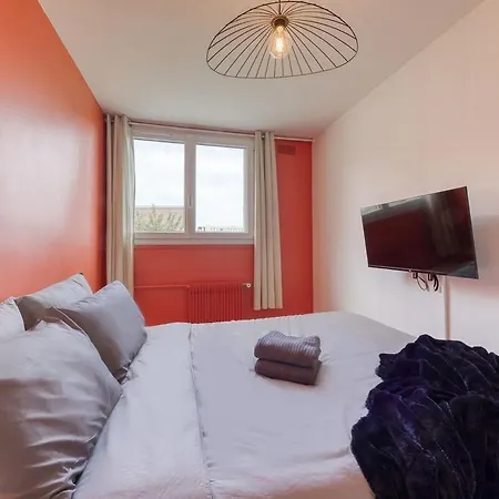 The Blue And Gold Cocoon Apartment *
