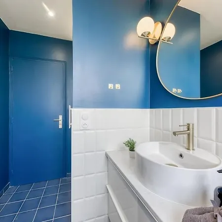The Blue And Gold Cocoon Apartman